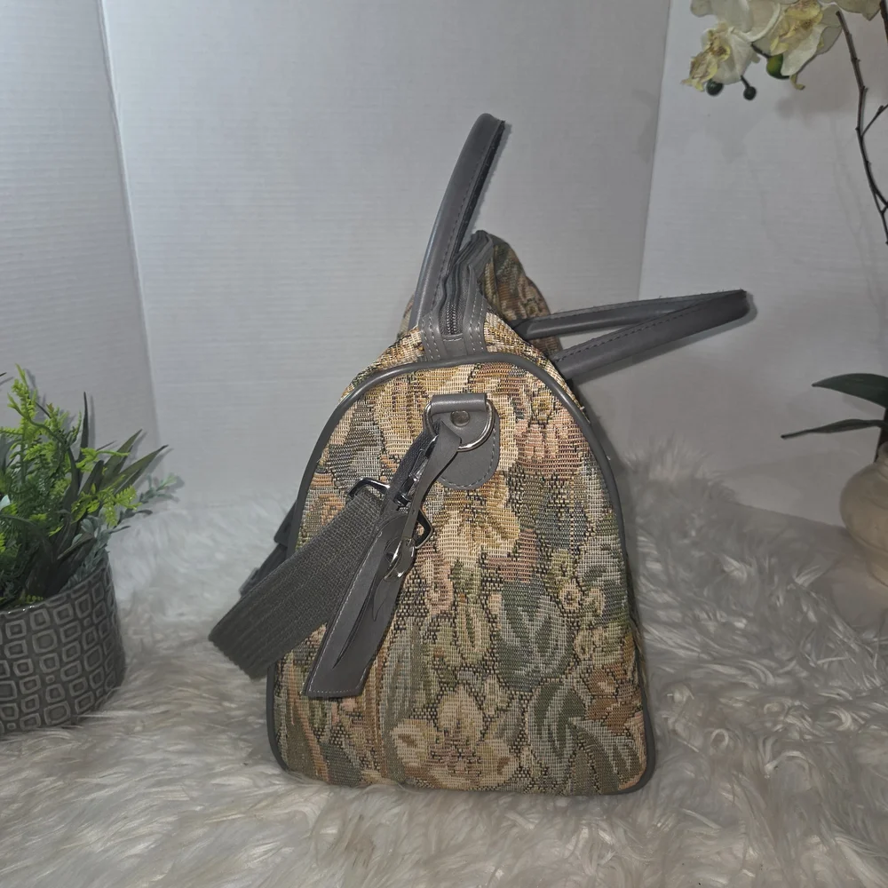 VINTAGE Elegant Floral Tapestry Travel Bag.